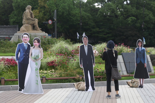 7일 서울 청와대 분수대 앞에 윤석열 대통령과 김건희 여사의 등신대가 설치되어 있다. <연합뉴스>